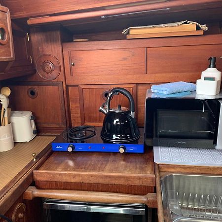 Unique Wooden Sail Yacht + 2 Bikes Included! 호텔 산트 아드리아 데 베소스 외부 사진