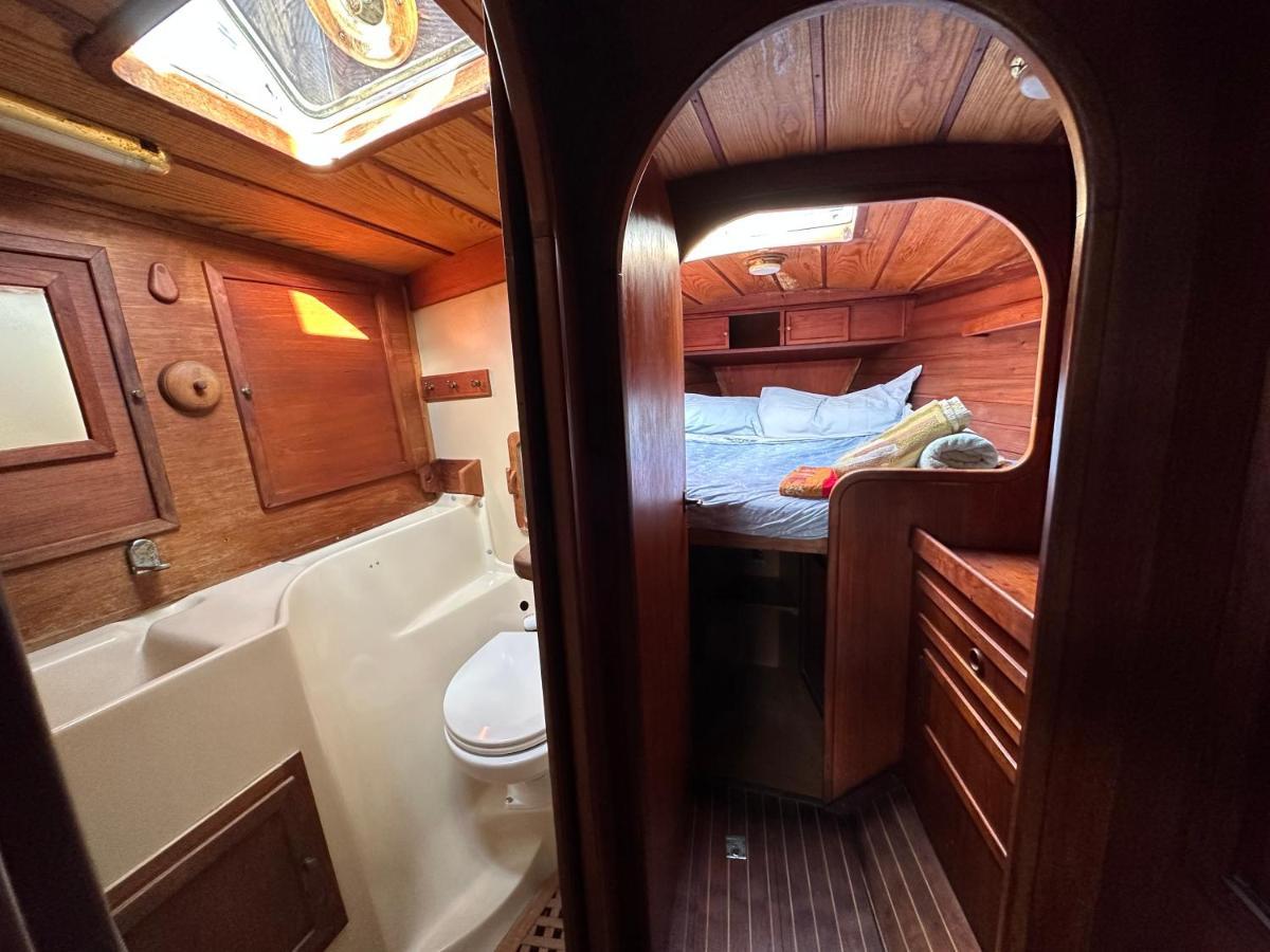 Unique Wooden Sail Yacht + 2 Bikes Included! 호텔 산트 아드리아 데 베소스 외부 사진
