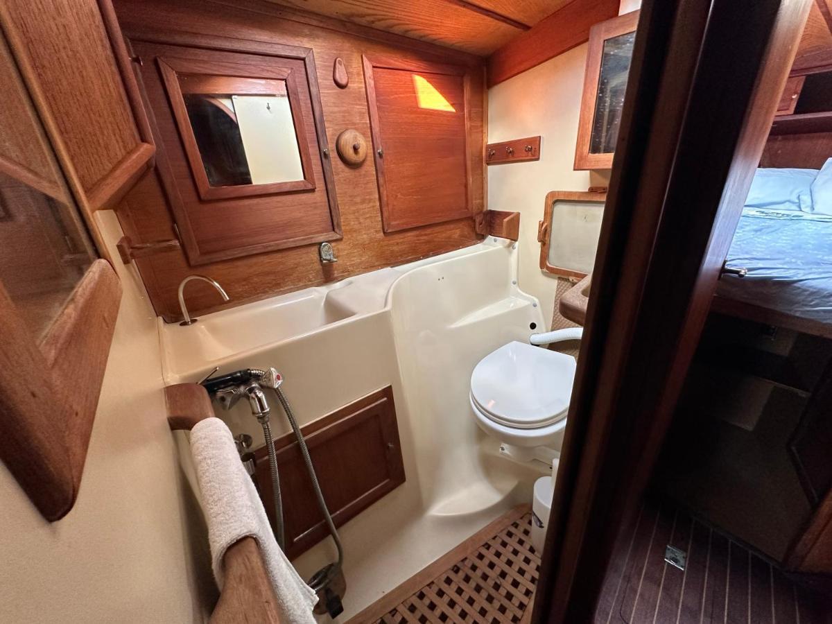 Unique Wooden Sail Yacht + 2 Bikes Included! 호텔 산트 아드리아 데 베소스 외부 사진