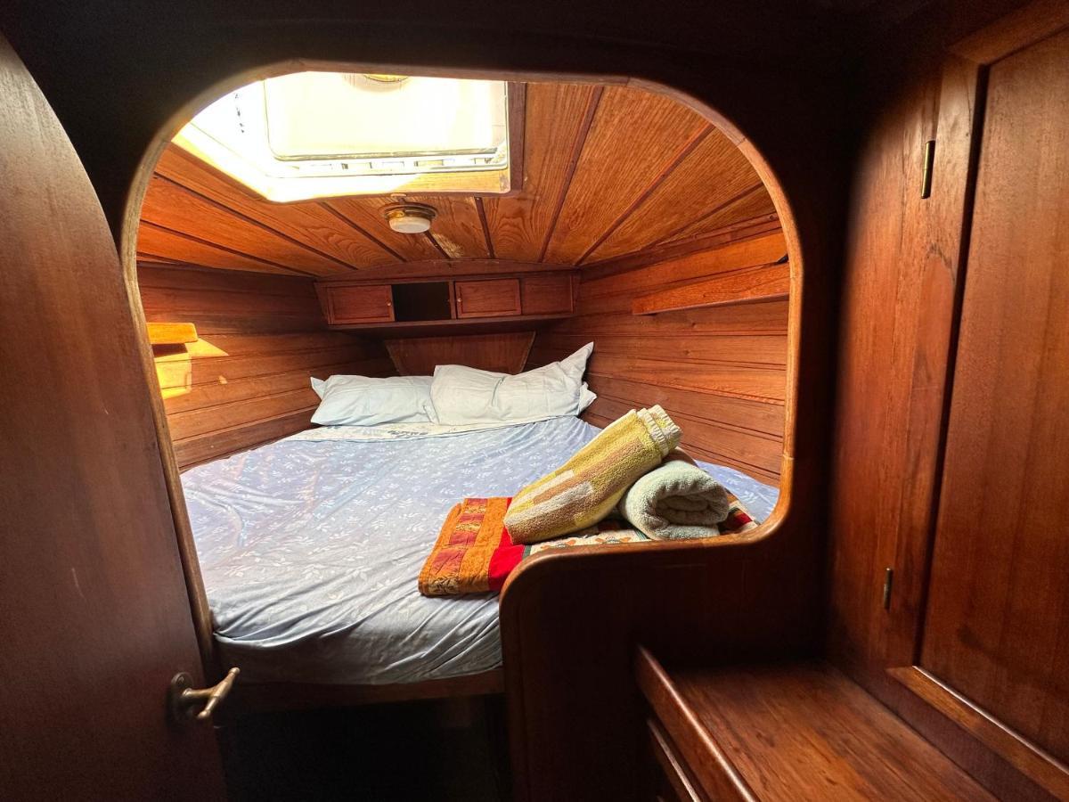 Unique Wooden Sail Yacht + 2 Bikes Included! 호텔 산트 아드리아 데 베소스 외부 사진
