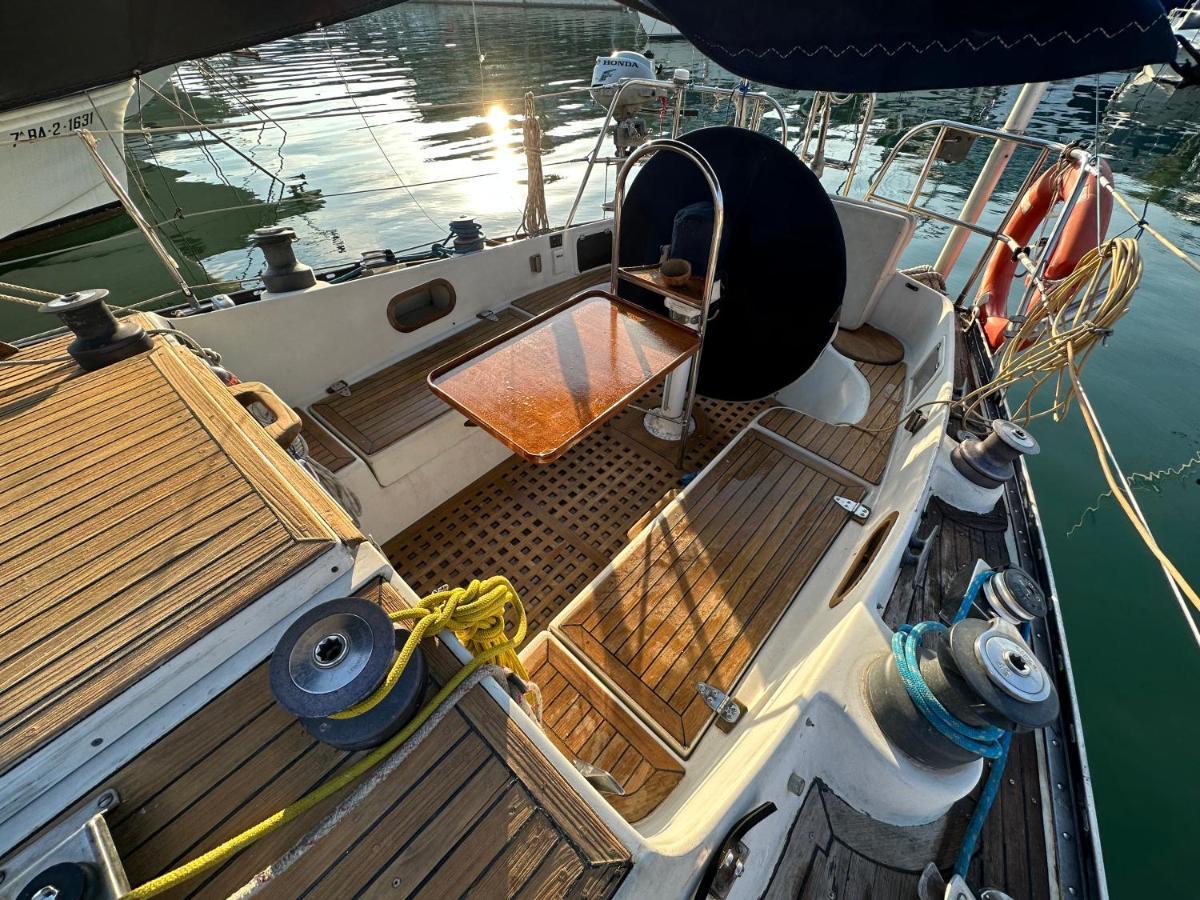 Unique Wooden Sail Yacht + 2 Bikes Included! 호텔 산트 아드리아 데 베소스 외부 사진