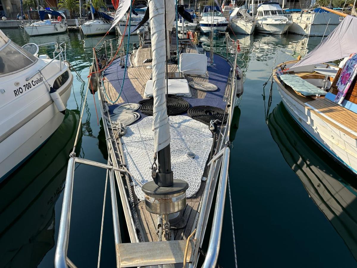 Unique Wooden Sail Yacht + 2 Bikes Included! 호텔 산트 아드리아 데 베소스 외부 사진
